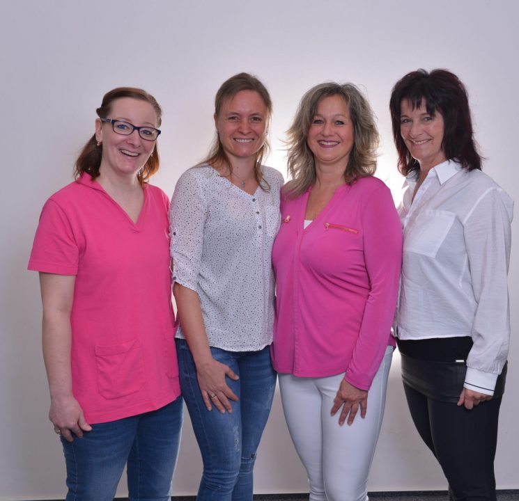 Teamfoto von vier Mitarbeiterinnen.